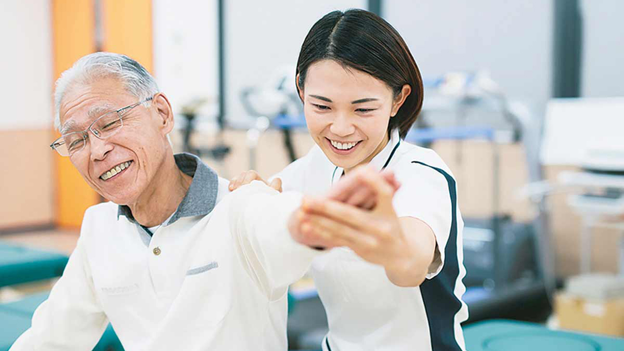 病院で患者さんと触れ合う様子