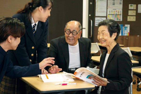 おじいちゃんおばあちゃんが教室にいる
