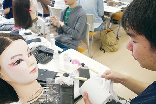 美容の仕事、メイクにチャレンジ