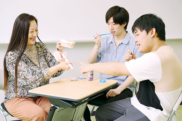 歯科衛生士の仕事を学ぶ