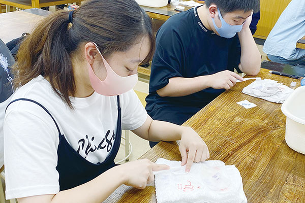 家政「歯ブラシを使ってのシミ取り」