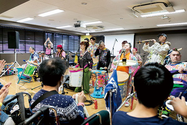 ロックバンド「サルサガムテープ」と学園祭でコラボ