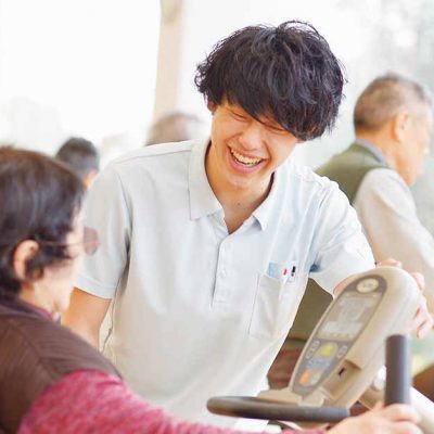 介護福祉士の給料はどうなる？ 気になる初任給や年収と働き方